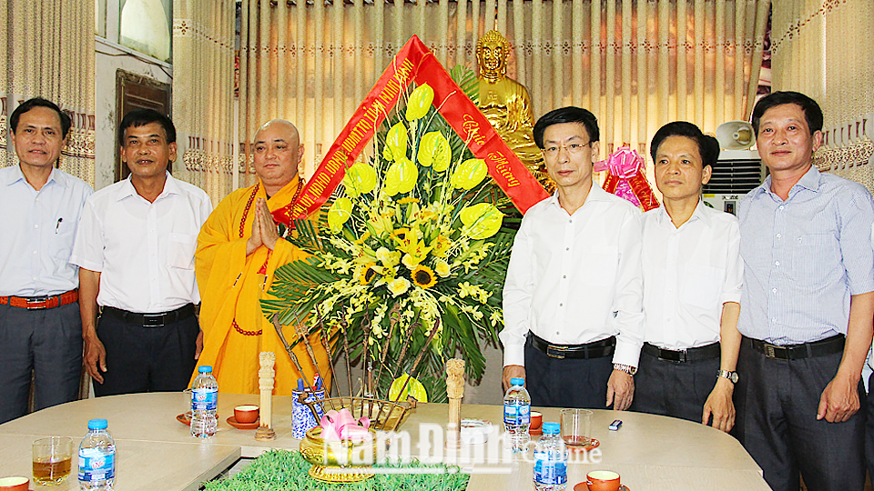 Đồng chí Phạm Đình Nghị, Phó Bí thư Tỉnh ủy, Chủ tịch UBND tỉnh thăm, chúc mừng Thượng tọa Thích Tâm Vượng, Phó Trưởng Ban Trị sự Phật giáo tỉnh.