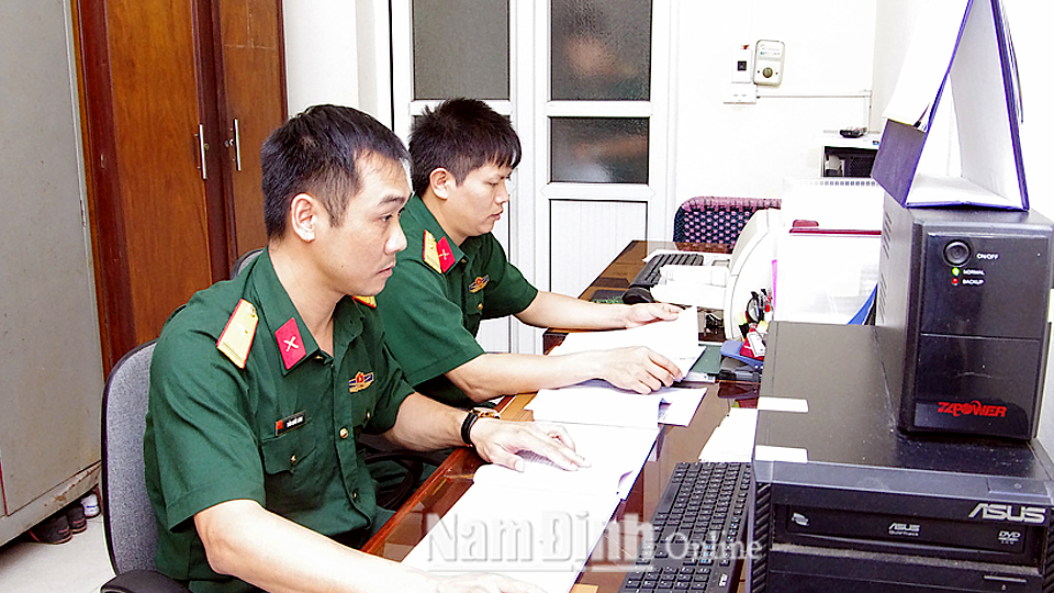 Cán bộ Ban Chính sách (Bộ Chỉ huy Quân sự tỉnh) rà soát hồ sơ, kiểm tra xác minh thông tin về liệt sĩ, mộ liệt sĩ.