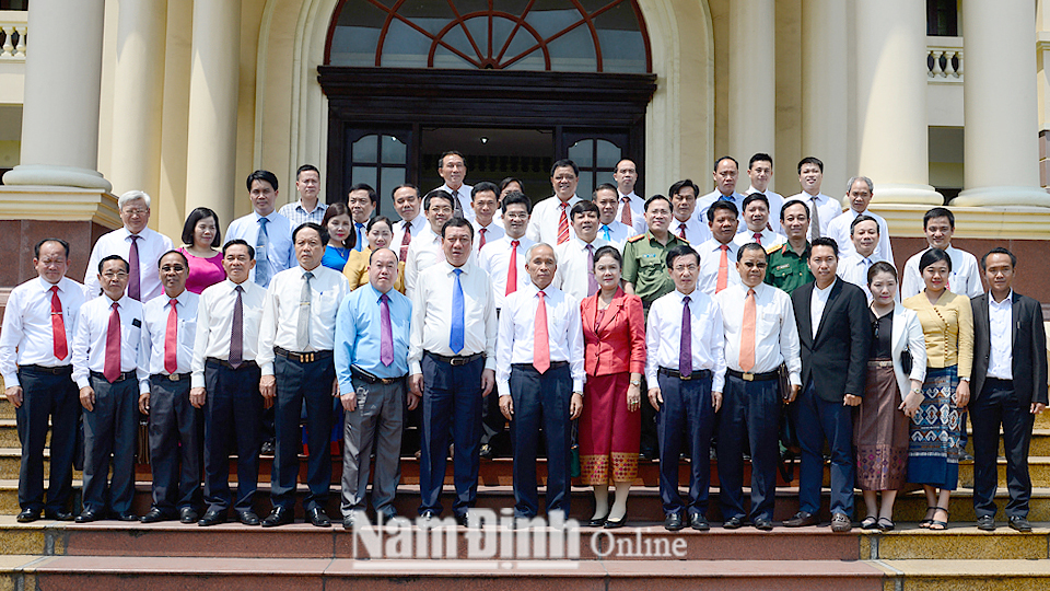 Các đồng chí lãnh đạo tỉnh Nam Định chụp ảnh với lãnh đạo tỉnh U Đôm Xay.
