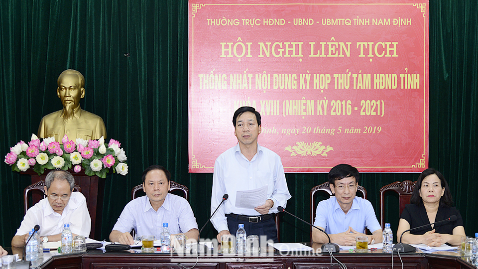 Đồng chí Trần Văn Chung, Phó Bí thư Thường trực Tỉnh ủy, Chủ tịch HĐND tỉnh phát biểu kết luận hội nghị.