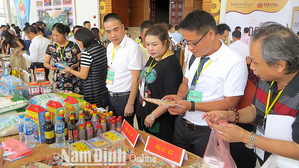 Sản phẩm do các doanh nghiệp trong tỉnh sản xuất được giới thiệu ở Hội nghị kết nối xuất nhập khẩu nông sản, trái cây, thuỷ hải sản năm 2018 tại Lào Cai.  Ảnh: Do cơ sở cung cấp