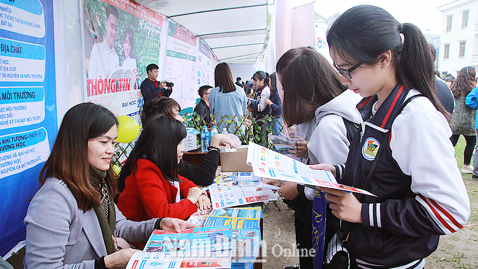 Đoàn viên, thanh niên khối trường học Thành phố Nam Định tìm hiểu thông tin tuyển sinh tại “Ngày hội hướng nghiệp và tư vấn tuyển sinh khối các trường trung học phổ thông, trung tâm giáo dục thường xuyên năm 2019”. 