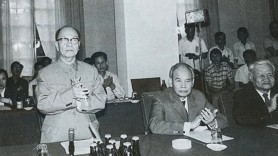 Đồng chí Trường Chinh tại buổi khai mạc kỳ họp thứ hai Hội đồng bầu cử toàn quốc, ngày 7-5-1976.
