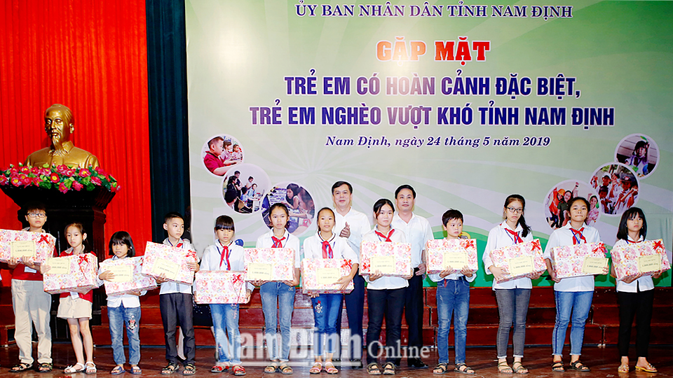 Đồng chí Trần Lê Đoài, Tỉnh ủy viên, Phó Chủ tịch UBND tỉnh tặng quà cho học sinh tiêu biểu có hoàn cảnh đặc biệt, trẻ em nghèo vượt khó năm 2019.