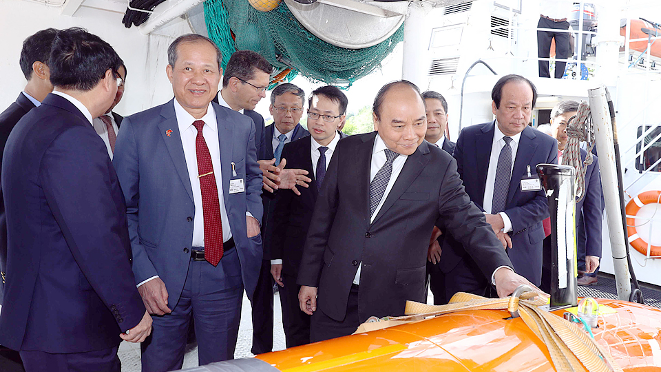 Thủ tướng Nguyễn Xuân Phúc thăm Công ty Dịch vụ ngoài biển Kongsberg Maritime. Ảnh: VGP/Quang Hiếu