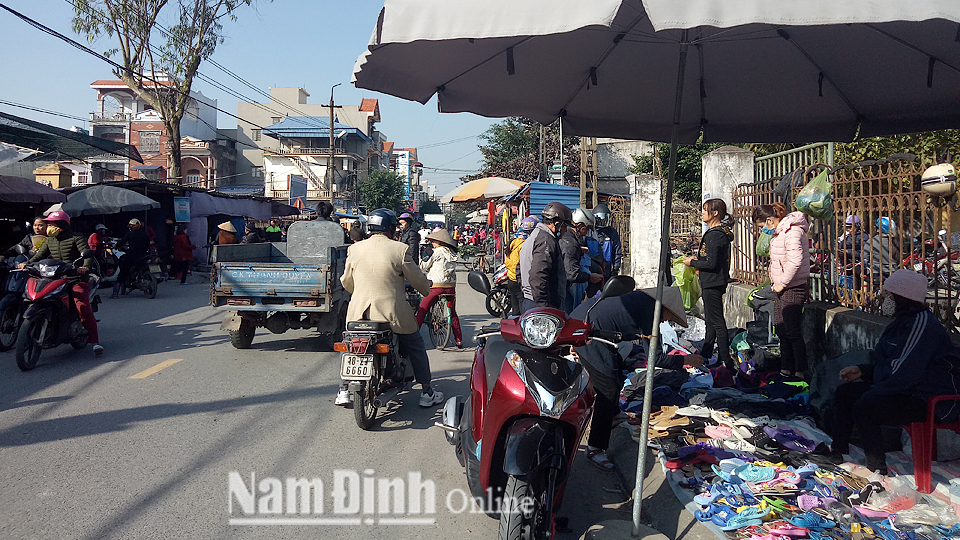 Tình trạng tái lấn chiếm lòng đường vẫn thường xuyên xảy ra trên đường Vàng đoạn qua Thị trấn Nam Giang.
