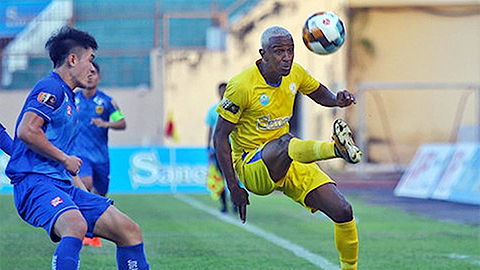 Cầu thủ Ô-li-vê-ra (áo vàng), đội S.Khánh Hòa lập cú đúp vào lưới đội bóng cũ Quảng Nam.