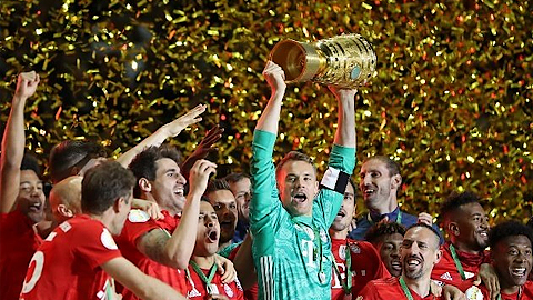 Đội trưởng Manuel Neuer cùng các đồng đội nâng cao chiếc cúp vô địch DFB-Pokal lần thứ 19 trong lịch sử Bayern Munich. (Ảnh: Getty Images)