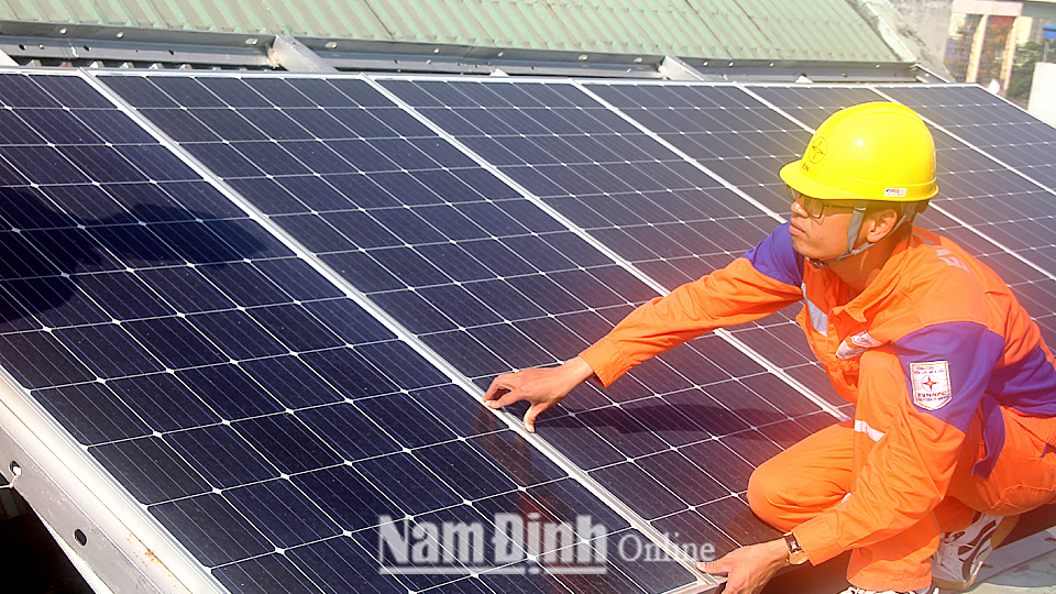 Kỹ thuật viên Công ty Điện lực Nam Định kiểm tra, đánh giá các tiêu chuẩn kỹ thuật của hệ thống điện năng lượng mặt trời tại gia đình anh Trần Hải Bắc, trú tại số nhà 15/23 đường Giải Phóng (Thành phố Nam Định).