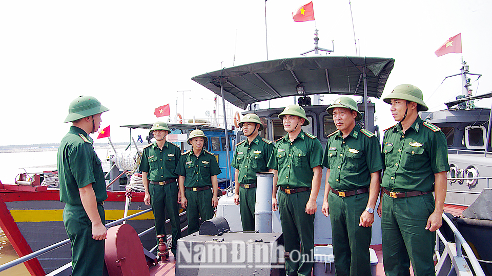 Cán bộ, chiến sĩ Hải đội 2 (Bộ đội Biên phòng tỉnh) triển khai kế hoạch tuần tra, kiểm soát trên biển.