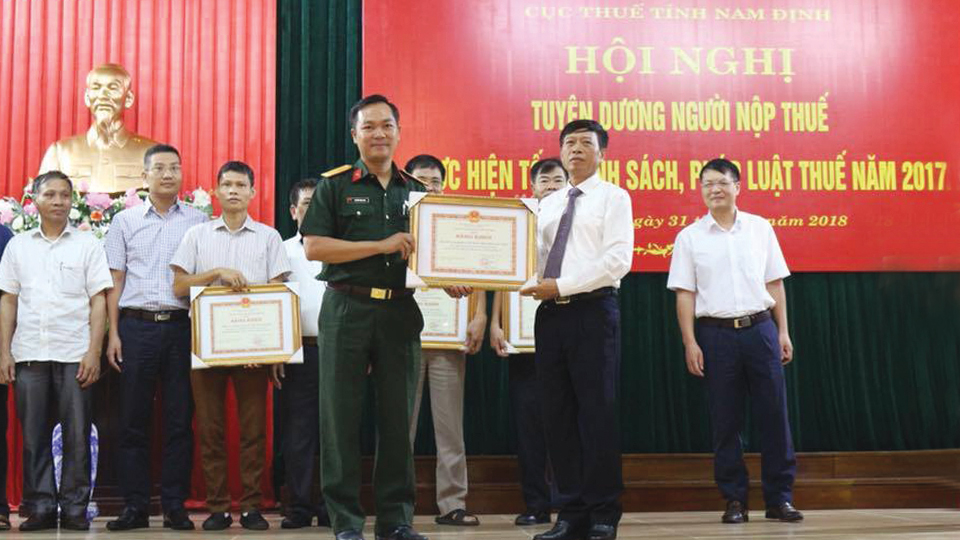 Thiếu tá Nguyễn Ngọc Anh-Giám đốc Viettel Nam Định nhận giấy khen tuyên dương Doanh nghiệp đóng thuế cao nhất tại tỉnh