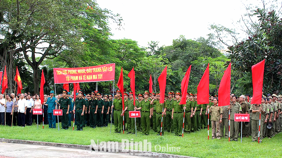Các lực lượng Thành phố Nam Định ra quân hưởng ứng Ngày toàn dân phòng, chống ma tuý.