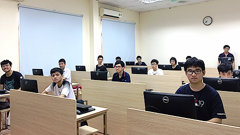  Các thí sinh Việt Nam thi trực tuyến tại Đại học Công nghệ hôm 19/5. Ảnh: BTC