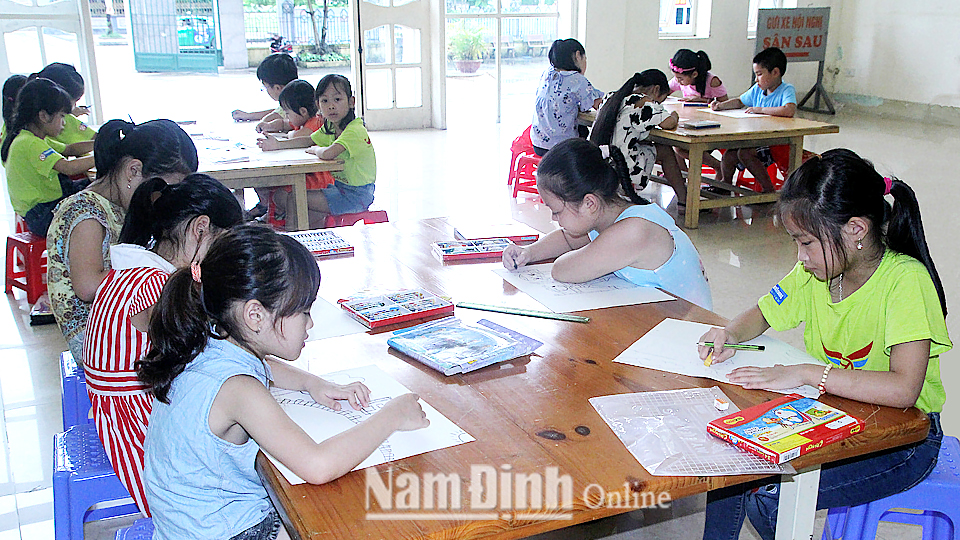 Thiếu niên, nhi đồng Thành phố Nam Định tham gia lớp học vẽ trong dịp hè ở Trung tâm Văn hóa, Thể thao thanh, thiếu niên tỉnh.