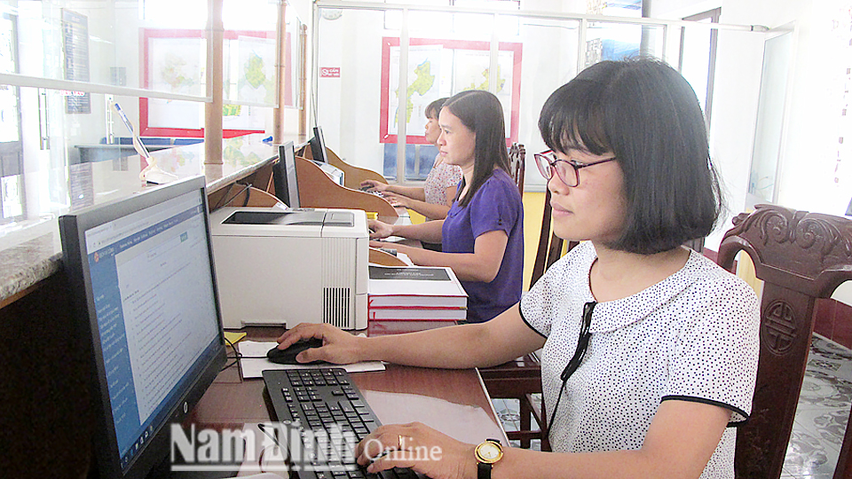 Cán bộ Văn phòng UBND huyện Trực Ninh giải quyết thủ tục hành chính cho người dân tại trung tâm hành chính công.