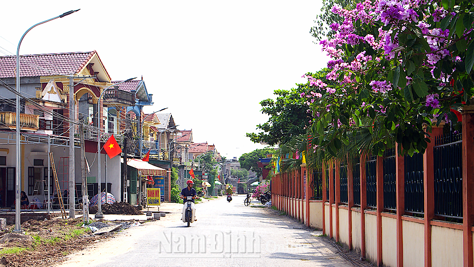 Các tuyến đường giao thông nông thôn ở Hải Cường ngày càng được mở rộng, tạo điều kiện thuận lợi cho nhân dân giao thương.