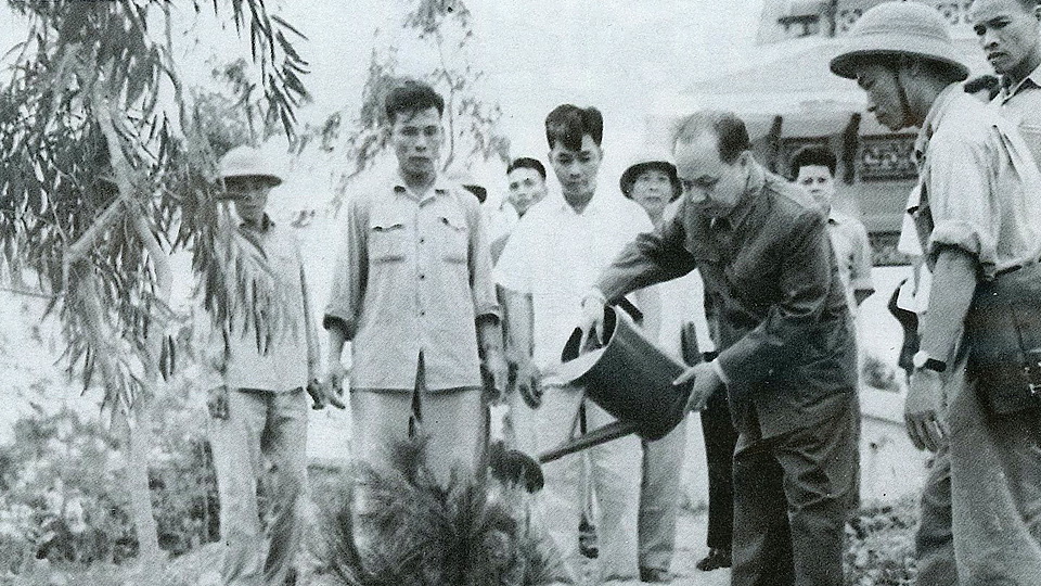 Đồng chí Trường Chinh thăm và trồng cây lưu niệm tại khu vực Đền thờ các Vua Hùng ở Vĩnh Phú, ngày 9-5-1971.