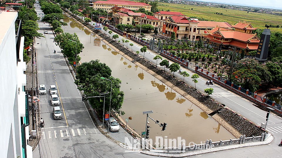 Tỉnh lộ 490C (bên trái) và đường huyện sông Thống Nhất (bên phải) qua Thị trấn Liễu Đề được đầu tư nâng cấp đáp ứng nhu cầu giao lưu phát triển kinh tế - xã hội ở địa phương.