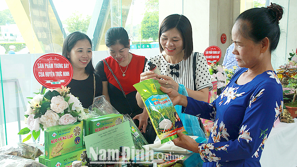 Hội viên phụ nữ huyện Trực Ninh tham gia trưng bày sản phẩm trong “Ngày phụ nữ khởi nghiệp năm 2019”.