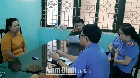 Lực lượng chức năng lấy lời khai của đối tượng Nguyễn Thị Liên 