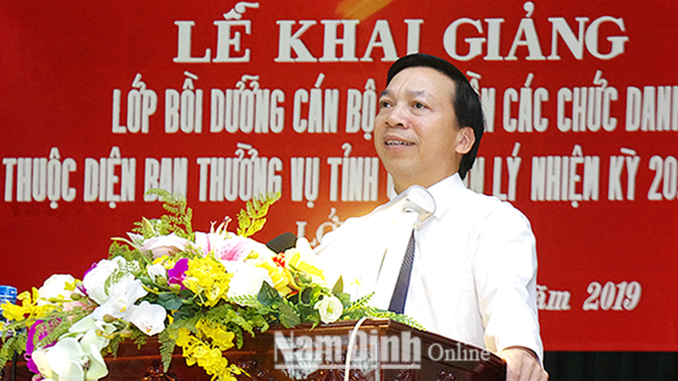 Đồng chí Trần Văn Chung, Phó Bí thư Thường trực Tỉnh ủy, Chủ tịch HĐND tỉnh phát biểu tại lễ khai giảng.