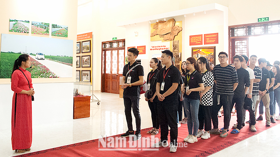Sinh viên Trường Đại học Văn hoá Hà Nội tham quan, trải nghiệm học tập tại Bảo tàng Hải Hậu.