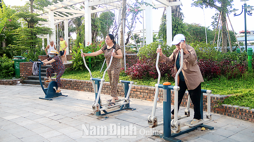 Người dân tập luyện với các thiết bị thể dục thể thao ngoài trời tại Khu đô thị Dệt May Nam Định (Thành phố Nam Định).