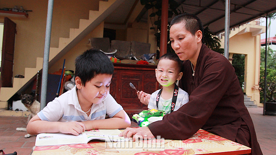 Sư thầy Thích Đàm Thảo, trụ trì Chùa Kênh, phường Lộc Vượng (Thành phố Nam Định) và những đứa trẻ được nhận nuôi.