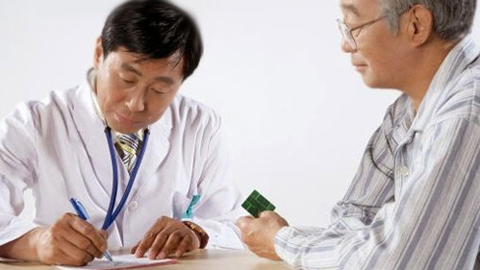 Bệnh nhân bị bệnh gout cần được khám bệnh thường xuyên. Ảnh minh họa 