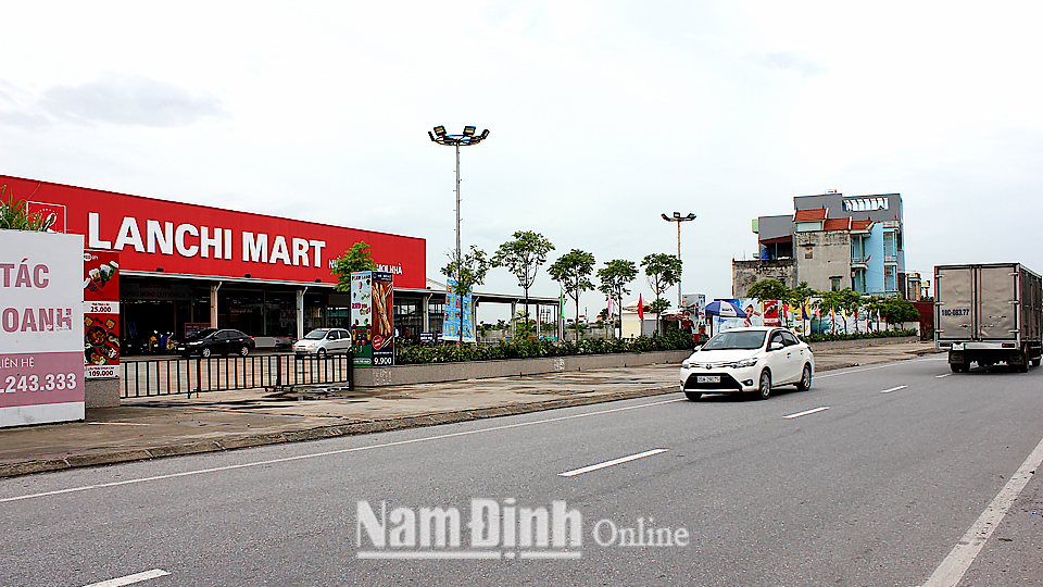 Quốc lộ 37B đoạn qua xã Hoành Sơn được đầu tư nâng cấp góp phần tăng thu hút đầu tư và nhu cầu đi lại của nhân dân.