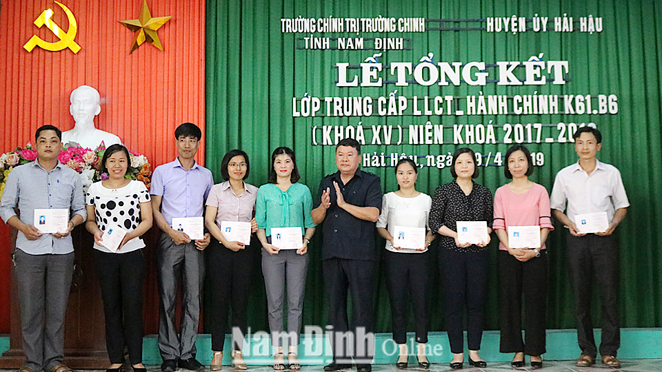 Ban Tổ chức lớp học trao Bằng Tốt nghiệp cho các học viên lớp Trung cấp Lý luận Chính trị - Hành chính khoá 15 huyện Hải Hậu.