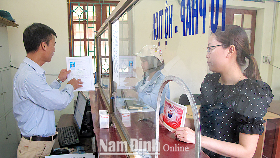 Cán bộ UBND Thị trấn Cát Thành (Trực Ninh) hướng dẫn người dân quy trình giải quyết thủ tục hành chính.