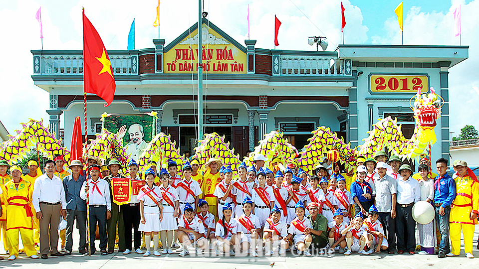 Đội múa rồng trước Nhà văn hóa tổ dân phố Lâm Tân, Thị trấn Quất Lâm.