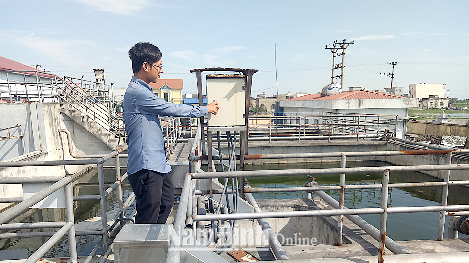 Cán bộ Phòng Tài nguyên và Môi trường huyện Nam Trực kiểm tra chất lượng vận hành của Trạm xử lý nước thải tập trung làng nghề Bình Yên.