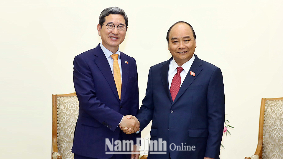 Thủ tướng Nguyễn Xuân Phúc tiếp Chủ tịch Nhóm Nghị sĩ hữu nghị Hàn Quốc - Việt Nam Kim Hak Yong. Ảnh: Thống Nhất - TTXVN