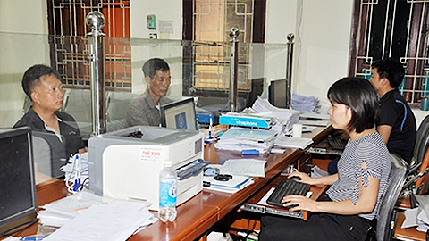 Người dân làm thủ tục tại bộ phận một cửa Bảo hiểm xã hội TP Hưng Yên (tỉnh Hưng Yên)