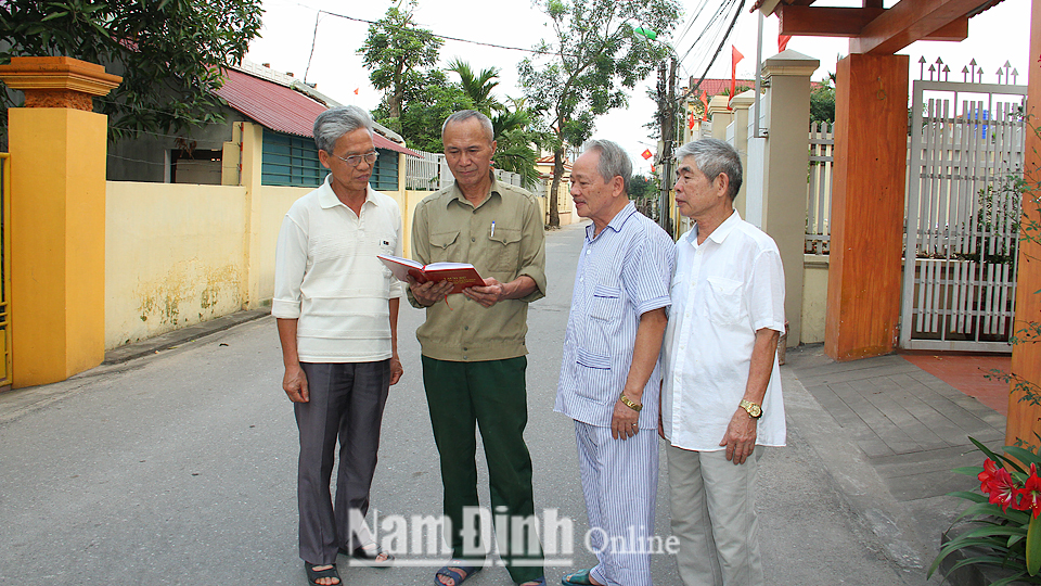 Các thành viên tổ hòa giải ở tổ dân phố số 4, Thị trấn Ngô Đồng trao đổi công việc.