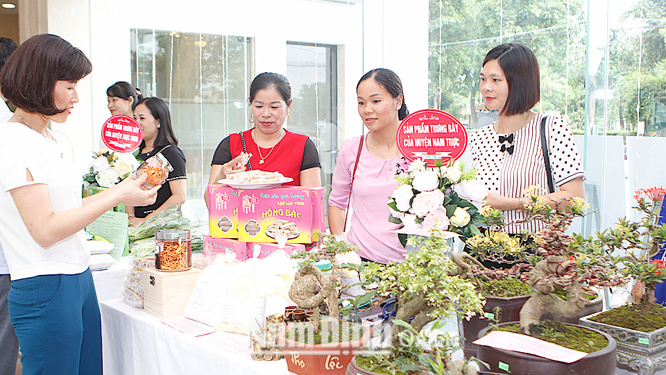 Hội Phụ nữ các huyện, thành phố trưng bày sản phẩm khởi nghiệp của hội viên trong "Ngày Phụ nữ khởi nghiệp năm 2019".