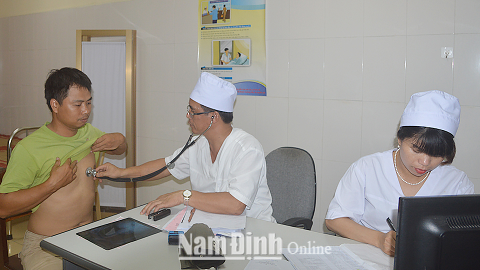 Khám bệnh cho người dân tại Trung tâm Y tế huyện Nghĩa Hưng.