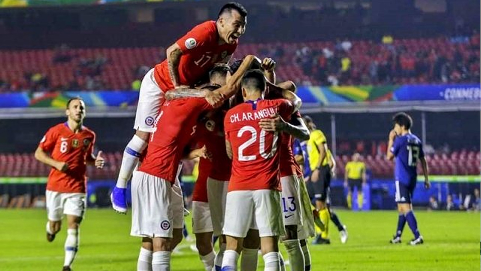 Đương kim vô địch Chile vươn lên dẫn đầu bảng C.