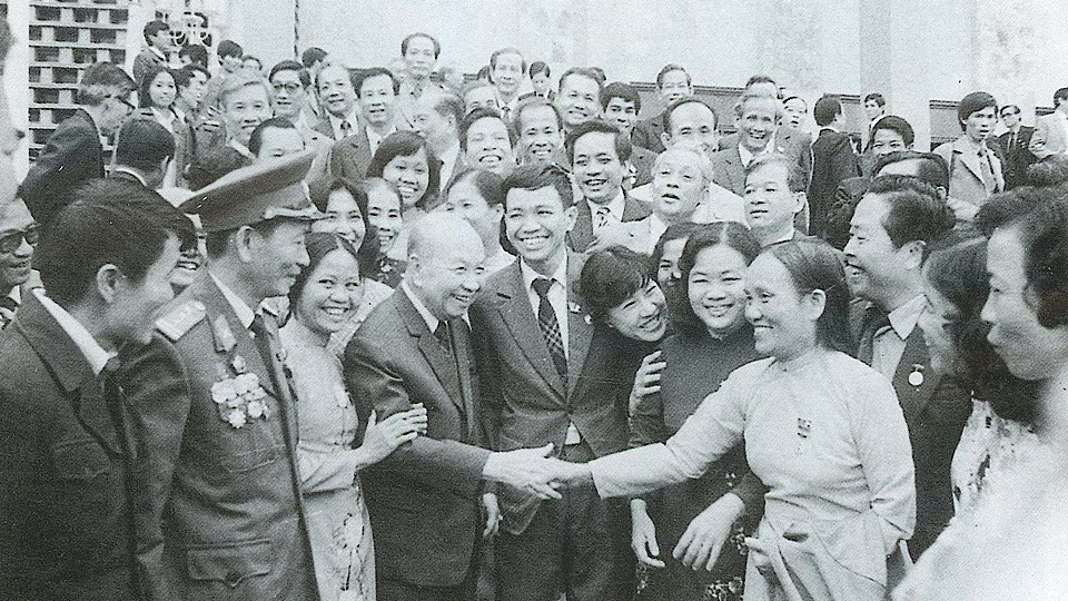 Đồng chí Trường Chinh với Đoàn đại biểu Hà Nam Ninh dự Đại hội lần thứ VI của Đảng, tháng 12-1986.