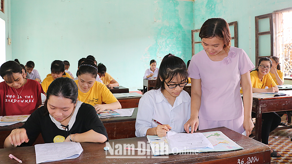 Các em học sinh Trường Trung học phổ thông Hoàng Văn Thụ (Vụ Bản) trong buổi ôn tập cuối cùng trước khi bước vào kỳ thi Trung học phổ thông quốc gia.
