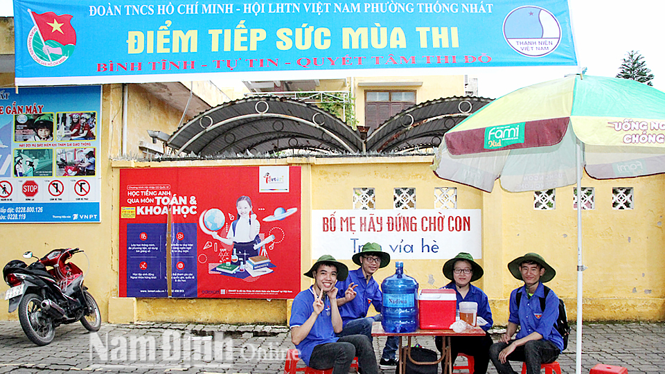 Điểm tiếp sức mùa thi của đoàn viên, thanh niên phường Thống Nhất (Thành phố Nam Định) hỗ trợ các thí sinh tham dự kỳ thi vào lớp 10 Trung học phổ thông năm học 2019-2020.