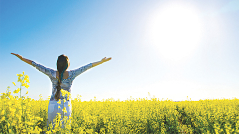 Cần chú trọng bổ sung vitamin D hàng ngày qua việc phơi nắng để phòng ngữa loãng xương