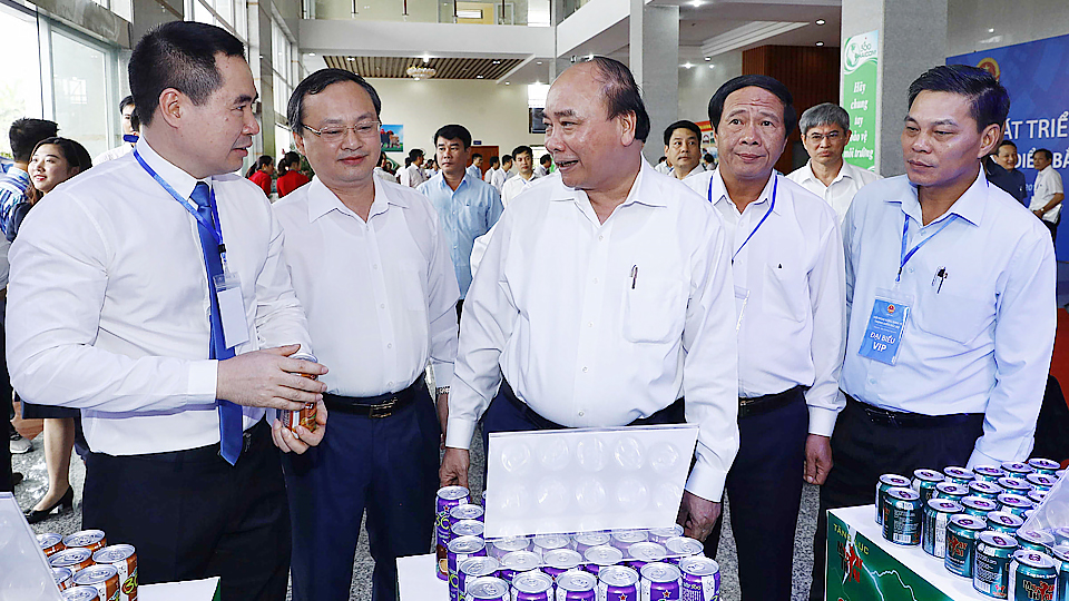 Thủ tướng Nguyễn Xuân Phúc và các đại biểu tham quan khu vực trưng bày sản phẩm đặc trưng của vùng đồng bằng Bắc Bộ. Ảnh: Thống Nhất - TTXVN