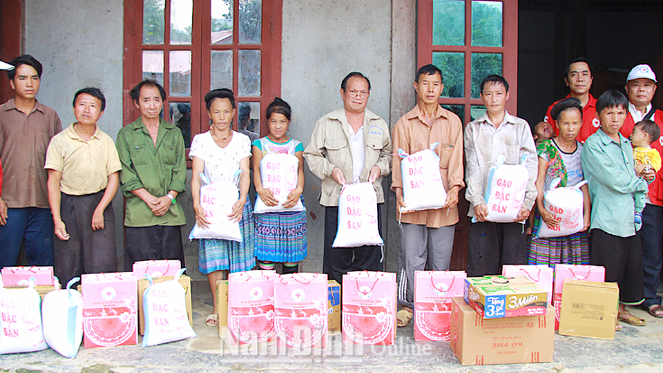 Cán bộ Hội Chữ thập đỏ huyện Xuân Trường cùng với các nhà tài trợ trao tặng quà từ thiện cho người dân bị ảnh hưởng thiên tai tại tỉnh Yên Bái.