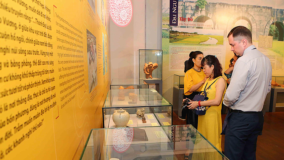 Các đại biểu và du khách tham quan trưng bày chuyên đề "Quốc hiệu và kinh đô Đại Việt qua các thời kỳ lịch sử". Ảnh: Thành Đạt/TTXVN