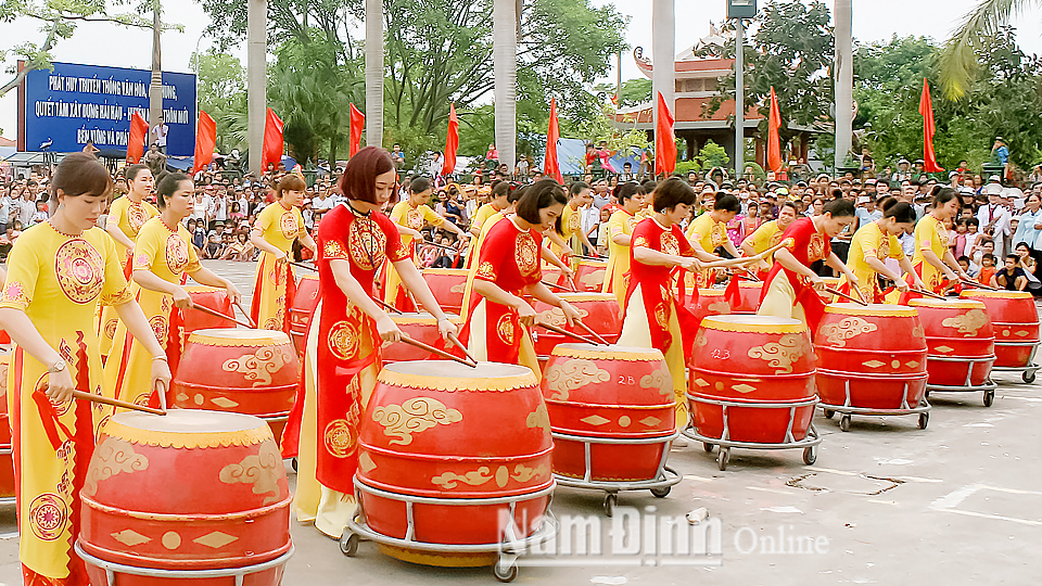 Hội Trống nữ xã Hải Xuân biểu diễn tại Ngày hội Văn hóa - Thể thao huyện Hải Hậu.
