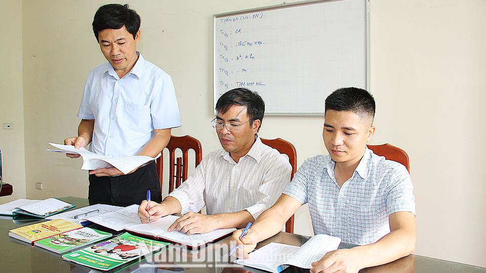 Ban Chi ủy Chi bộ Văn phòng điều phối xây dựng nông thôn mới (Đảng bộ Sở Nông nghiệp và Phát triển nông thôn) chuẩn bị nội dung sinh hoạt chi bộ.