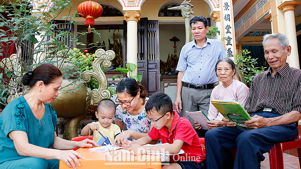 Hộ ông Trần Văn Hóa (78 tuổi), tổ dân phố 1 Liên Hà 2, phường Lộc Hạ (Thành phố Nam Định) là gia đình “tứ đại đồng đường” nhiều năm liền đạt danh hiệu “Gia đình văn hóa tiêu biểu”.